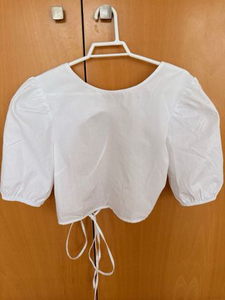 Blusa blanca crop top con lazada