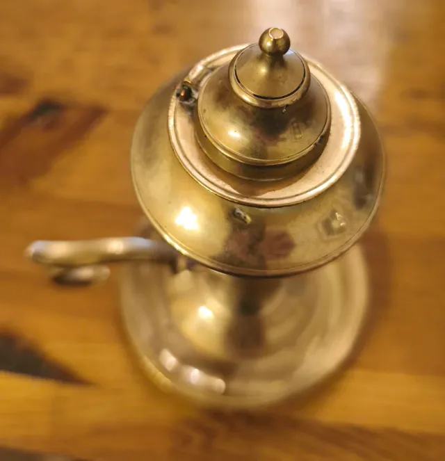 Lámpara de aceite antigua de latón