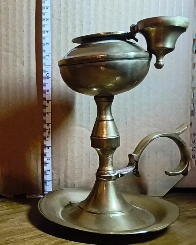 Lámpara de aceite antigua de latón