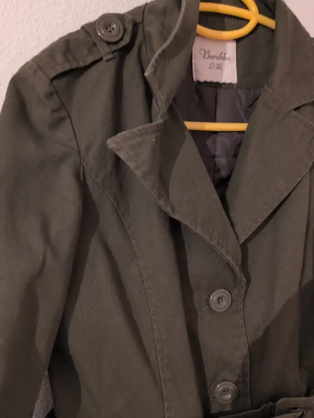 Chaqueta Bershka verde militar
