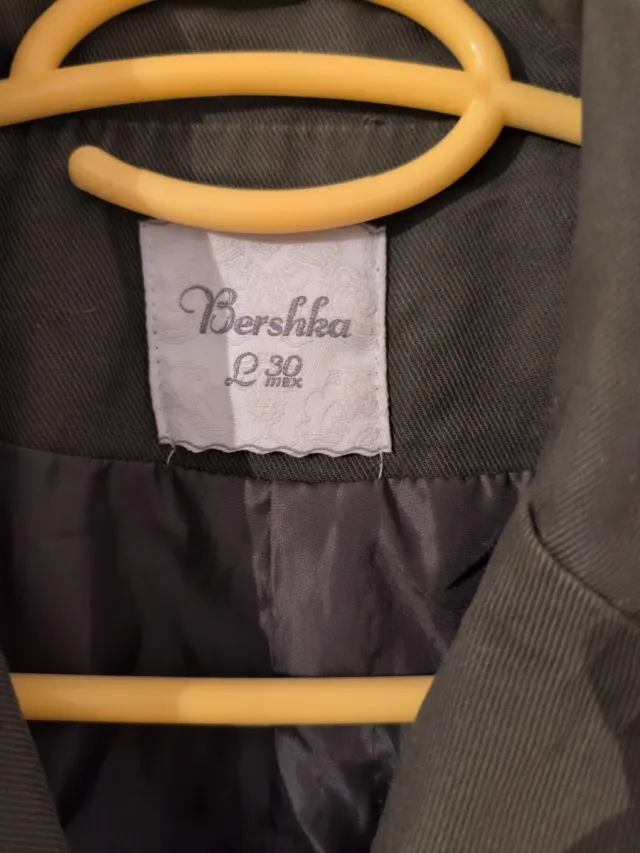 Chaqueta Bershka verde militar
