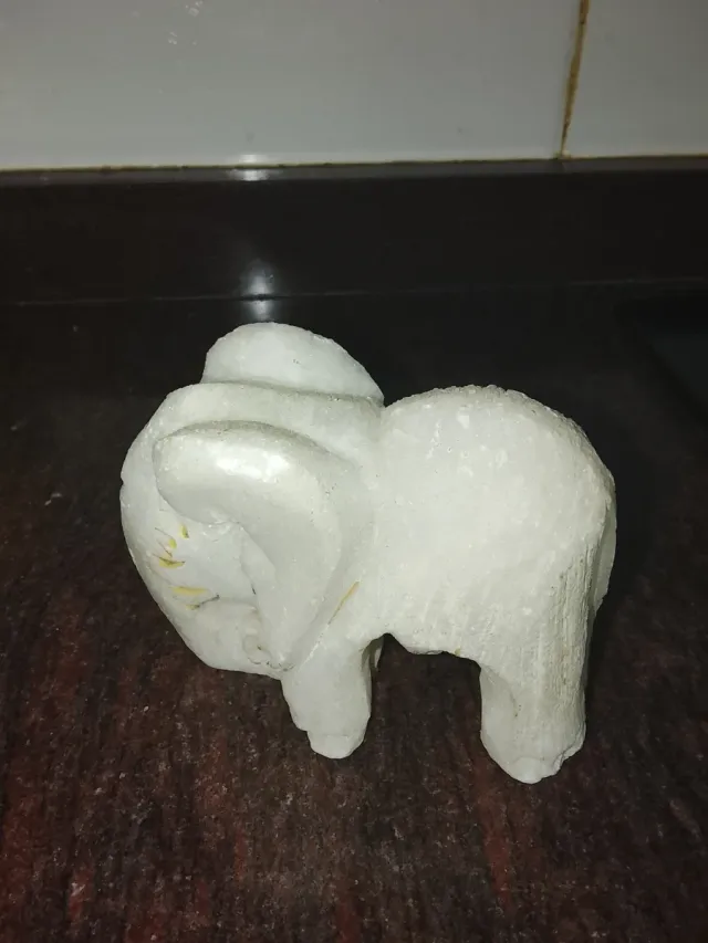 Piccolo elefante in pietra vintage