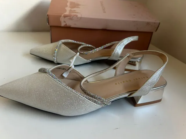 Tacones plateados con pedrería