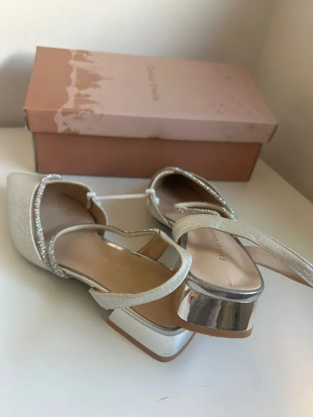 Tacones plateados con pedrería