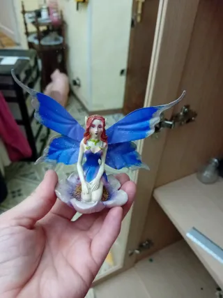 Fata decorativa in ceramica e metallo