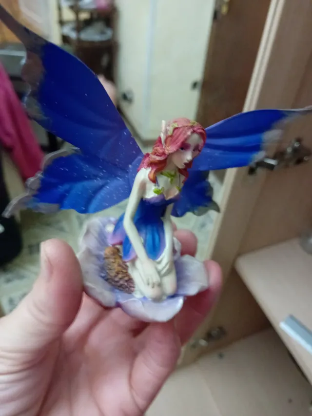 Fata decorativa in ceramica e metallo