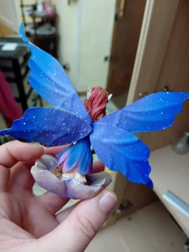 Fata decorativa in ceramica e metallo