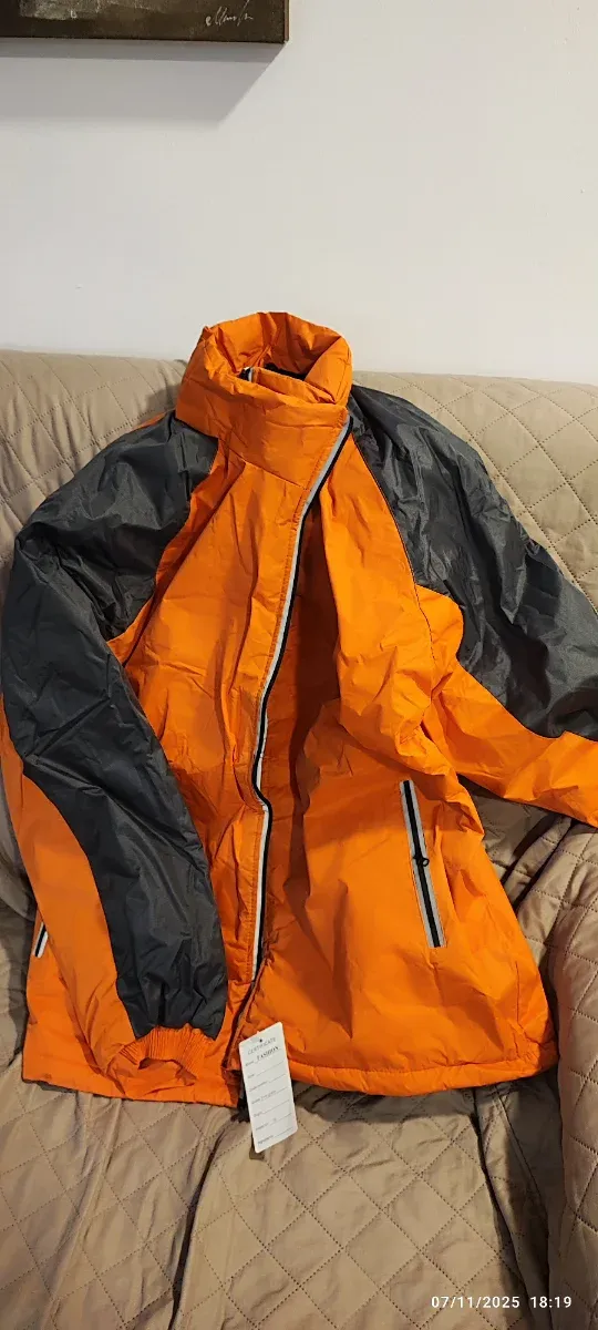 Chaqueta impermeable naranja y gris