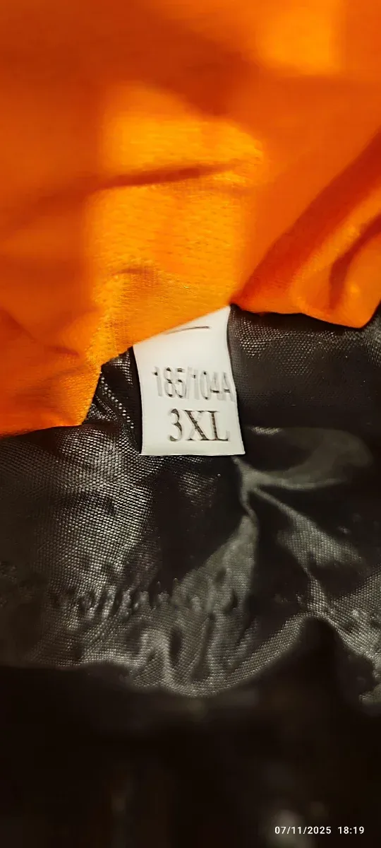 Chaqueta impermeable naranja y gris