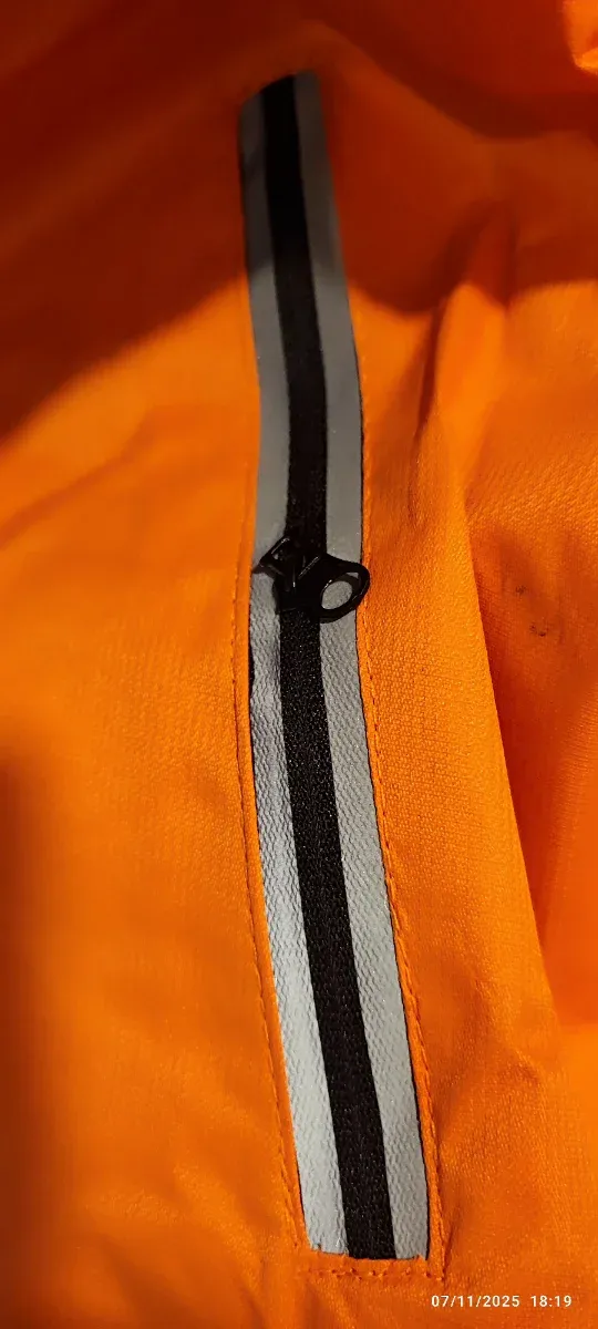 Chaqueta impermeable naranja y gris