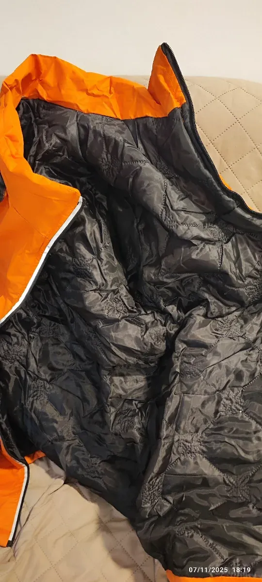 Chaqueta impermeable naranja y gris