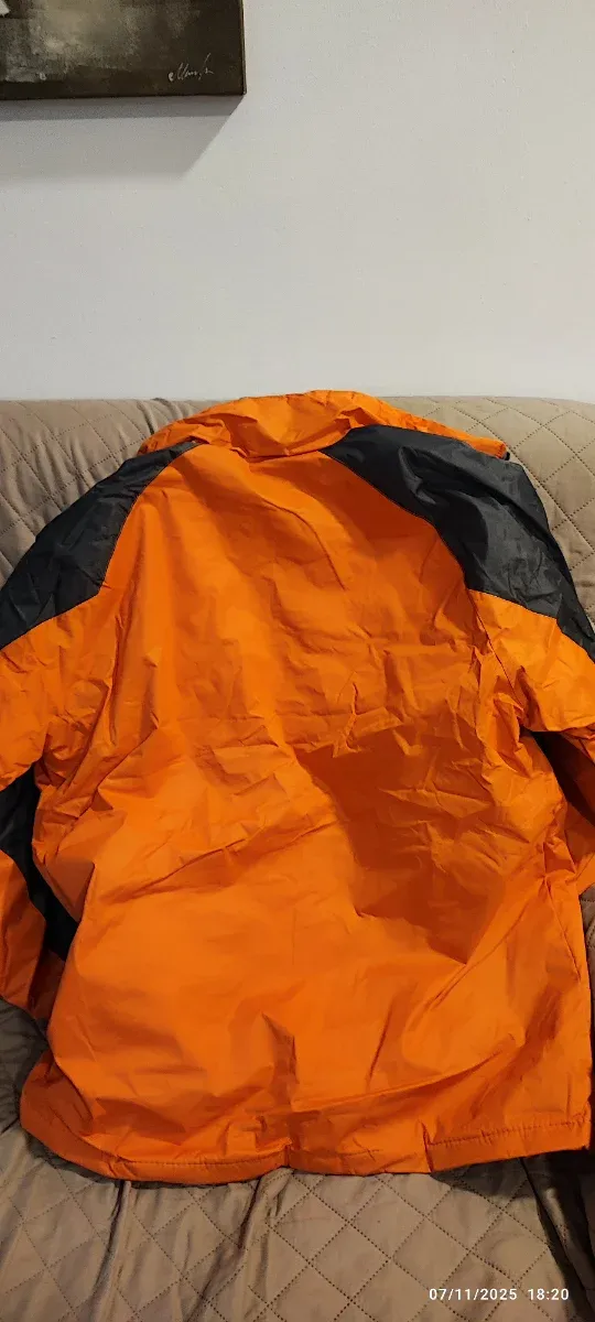 Chaqueta impermeable naranja y gris