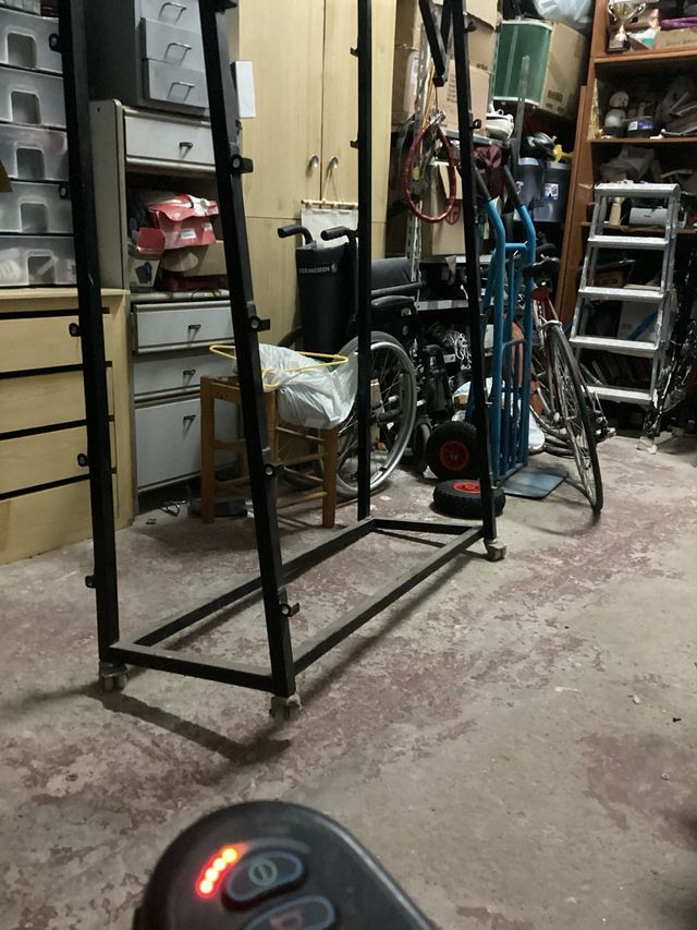 Suporte de prateleira para rolos de tecido e mais