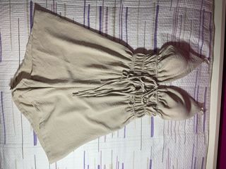 Mono corto beige con lazos