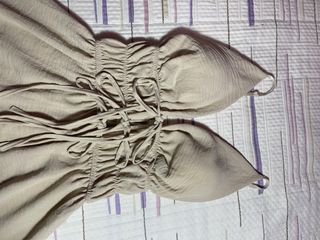 Mono corto beige con lazos