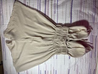 Mono corto beige con lazos