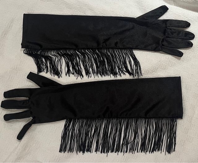 Guantes largos negros con flecos