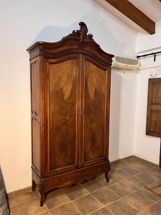 Armadio in stile Luigi XV in legno massello