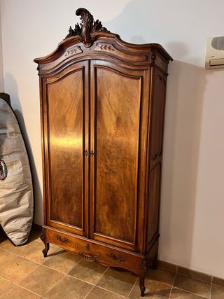 Armadio in stile Luigi XV in legno massello