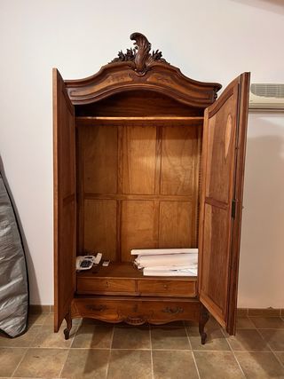 Armadio in stile Luigi XV in legno massello