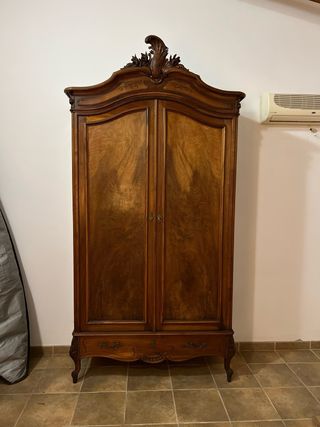 Armadio in stile Luigi XV in legno massello