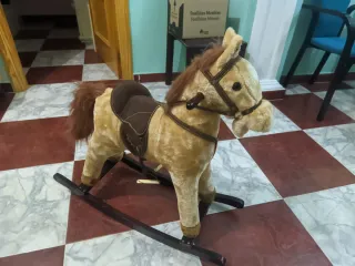 Caballo balancín interactivo peluche