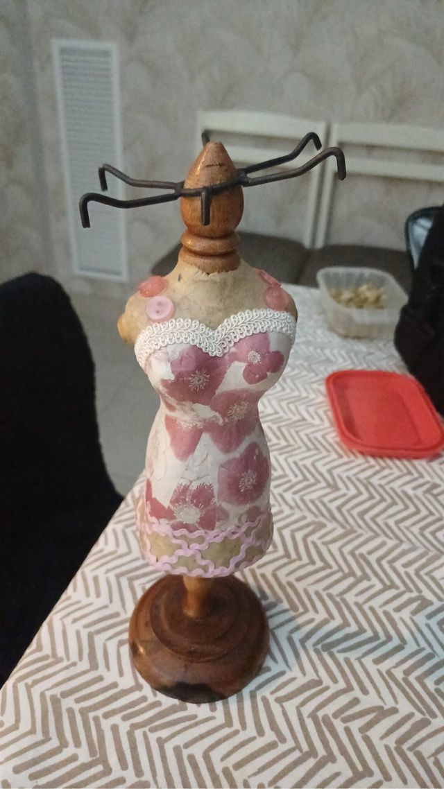 Maniquí joyero porta collares