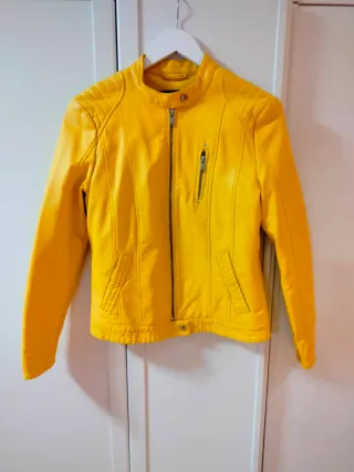 Cazadora de cuero amarilla