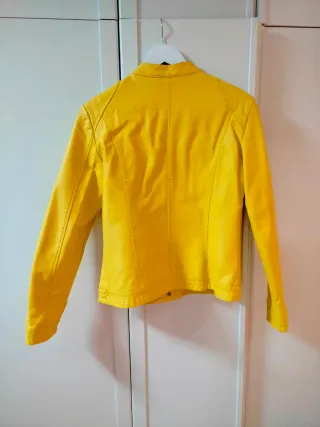 Cazadora de cuero amarilla