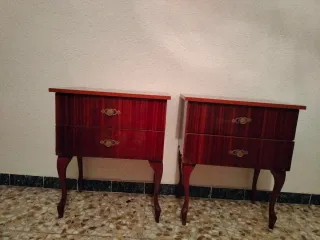 Mesita de noche antigua de madera