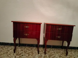 Mesita de noche antigua de madera