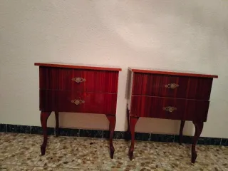 Mesita de noche antigua de madera