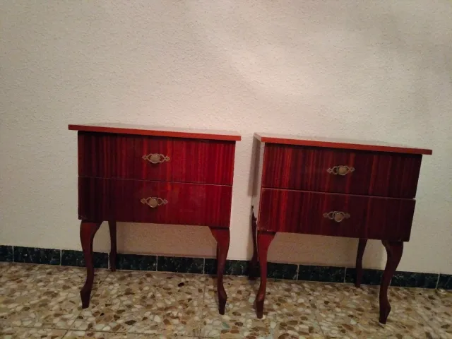 Mesita de noche antigua de madera