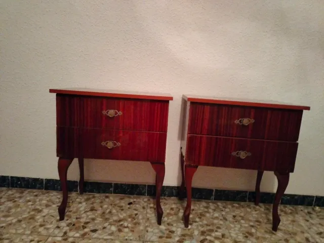 Mesita de noche antigua de madera