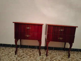 Mesita de noche antigua de madera