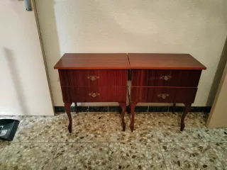 Mesita de noche antigua de madera