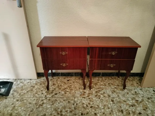 Mesita de noche antigua de madera