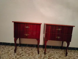 Mesita de noche antigua de madera