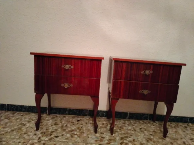 Mesita de noche antigua de madera