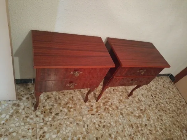 Mesita de noche antigua de madera