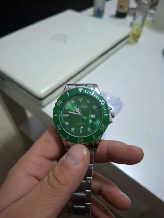 Reloj verde de pulsera nuevo
