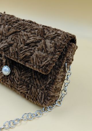 Pochette in velluto marrone