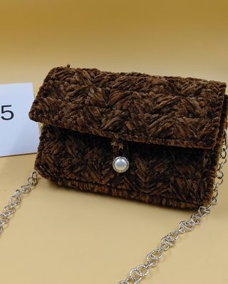 Pochette in velluto marrone