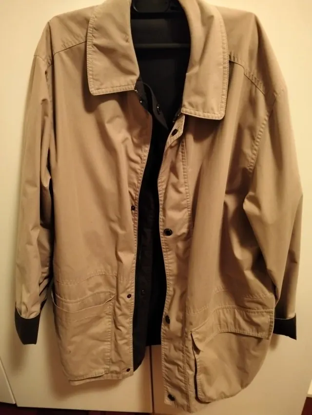 Giacca impermeabile beige e nera