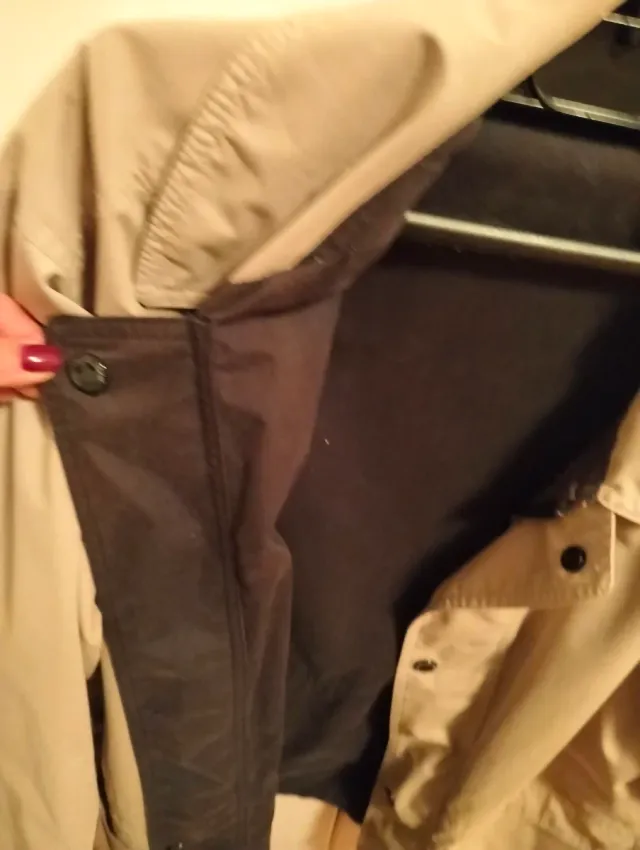 Giacca impermeabile beige e nera