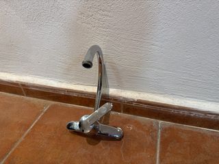 Grifo de pared cromado usado