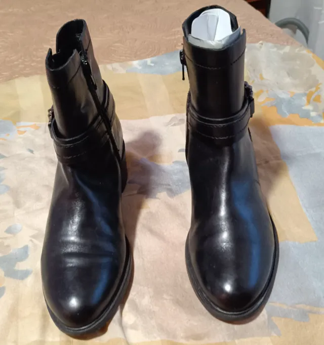 Botines negros tacón bajo con hebilla