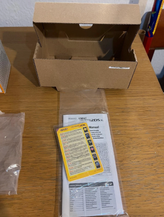 Nintendo 2DS XL Blanca Naranja en su caja perfecta