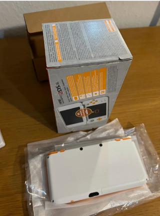 Nintendo 2DS XL Blanca Naranja en su caja perfecta