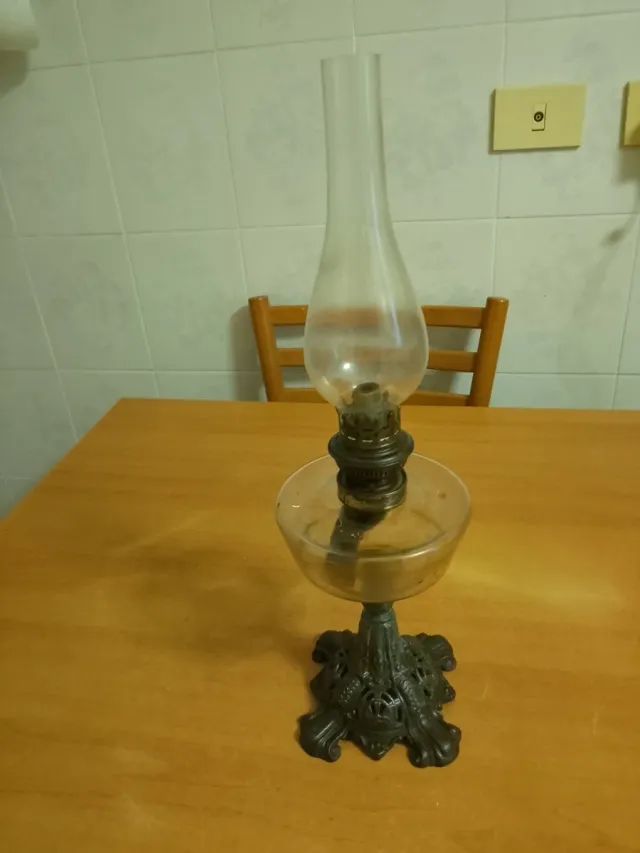 Lampada a petrolio antica